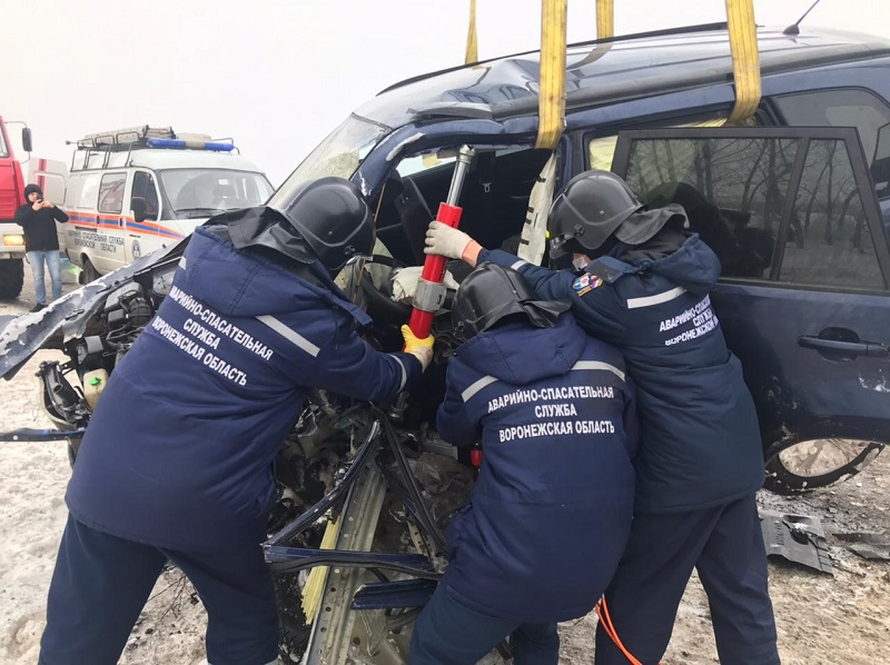 Спасатели раскрыли подробности жуткого ДТП на М-4 «Дон» под Воронежем Спасатели раскрыли подробности жуткого ДТП на М-4 «Дон» под Воронежем