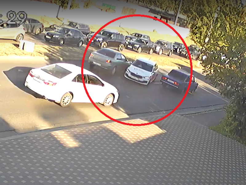 Таксист спровоцировал аварию и уехал с места в Воронеже Таксист спровоцировал аварию и уехал с места в Воронеже