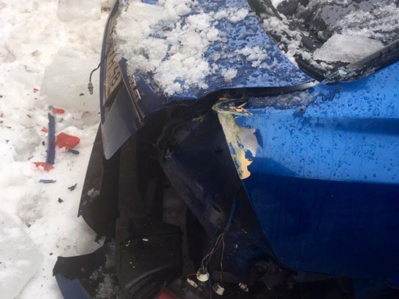 Четыре автомобиля разворотило глыбой льда в Воронеже Четыре автомобиля разворотило глыбой льда в Воронеже