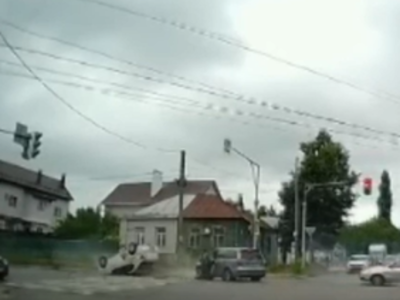 Момент опрокидывания такси показали на видео в Воронеже Момент опрокидывания такси показали на видео в Воронеже