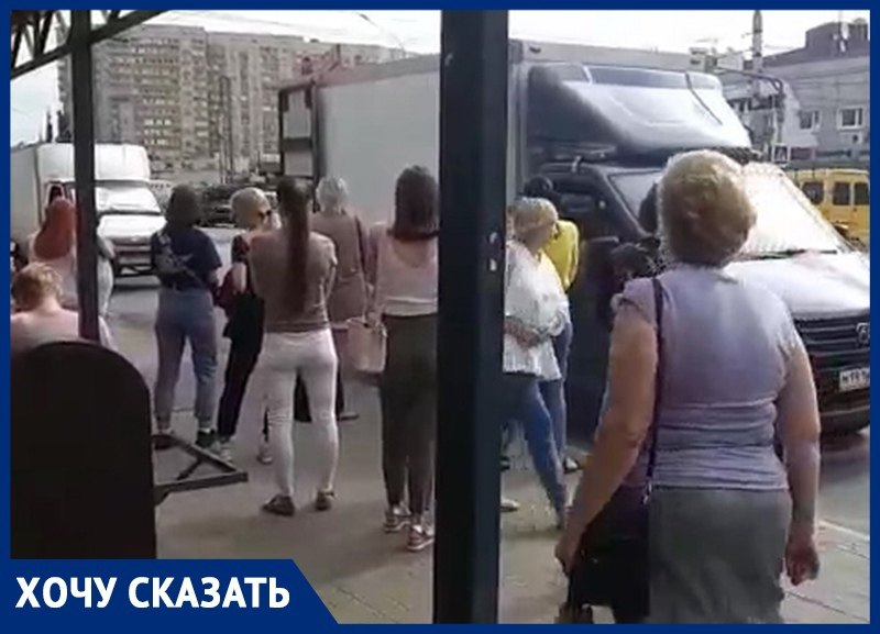 Глухое блокирование остановки на левом берегу воронежец показал на видео Глухое блокирование остановки на левом берегу воронежец показал на видео