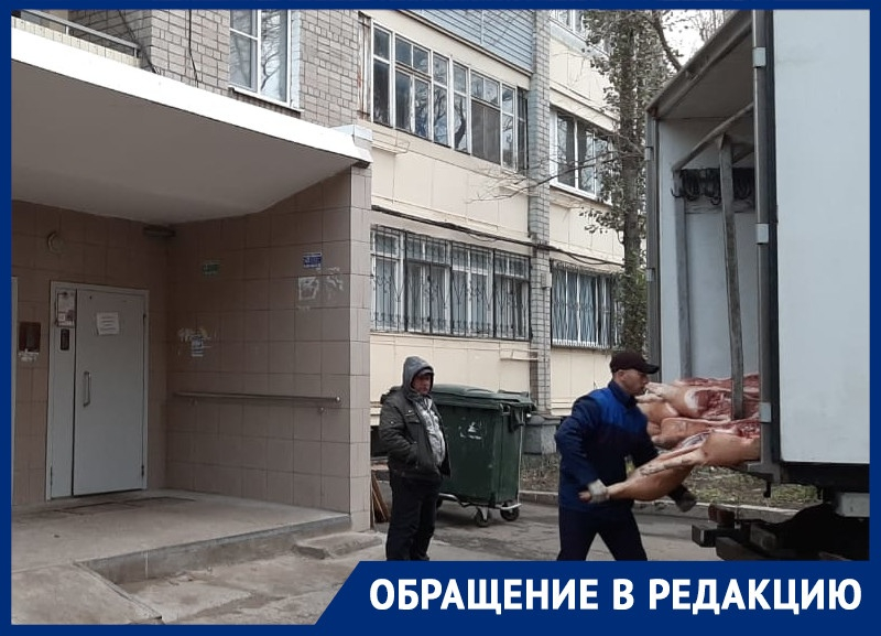 «Разделывают мясо, оставляя кровавые следы», – воронежцы о соседстве с магазином «Разделывают мясо, оставляя кровавые следы», – воронежцы о соседстве с магазином