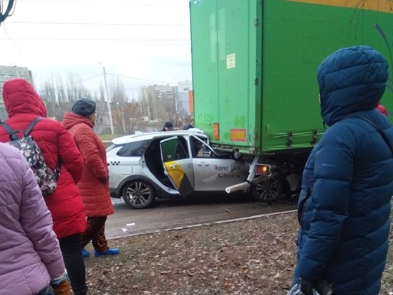 Стали известны подробности смертельного ДТП с Яндекс.Такси и фурой в Воронеже Стали известны подробности смертельного ДТП с Яндекс.Такси и фурой в Воронеже