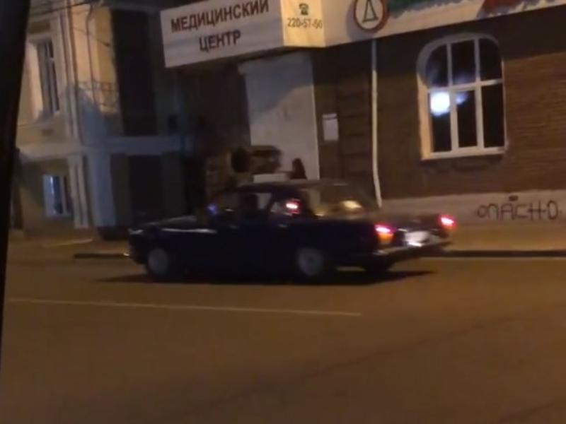 «Волга» с колонкой на крыше уехала прямиком в девяностые в Воронеже «Волга» с колонкой на крыше уехала прямиком в девяностые в Воронеже