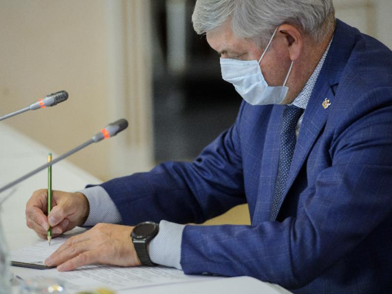 Губернатор Александр Гусев начал усердно выписывать поздравления воронежцам, не выходя с больничного Губернатор Александр Гусев начал усердно выписывать поздравления воронежцам, не выходя с больничного