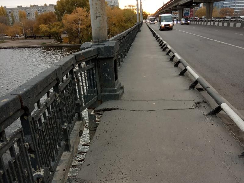 Ущербно разбитый тротуар отремонтированного Северного моста показали в Воронеже Ущербно разбитый тротуар отремонтированного Северного моста показали в Воронеже