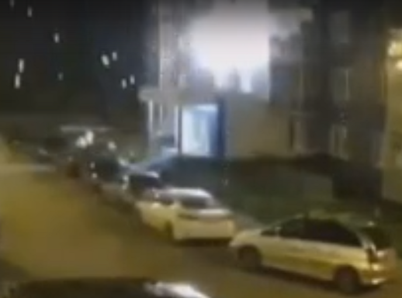 Момент попадания сигнальной ракеты в балкон попал на видео в Воронеже Момент попадания сигнальной ракеты в балкон попал на видео в Воронеже