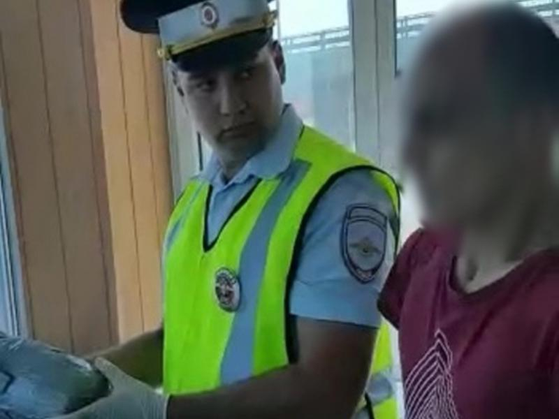 Таксиста с килограммом мефедрона поймали на трассе М-4 под Воронежем Таксиста с килограммом мефедрона поймали на трассе М-4 под Воронежем