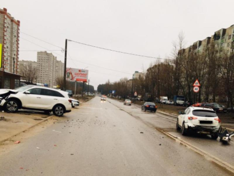 В дорогом ДТП с Kia и Infiniti пострадала женщина в Воронеже В дорогом ДТП с Kia и Infiniti пострадала женщина в Воронеже