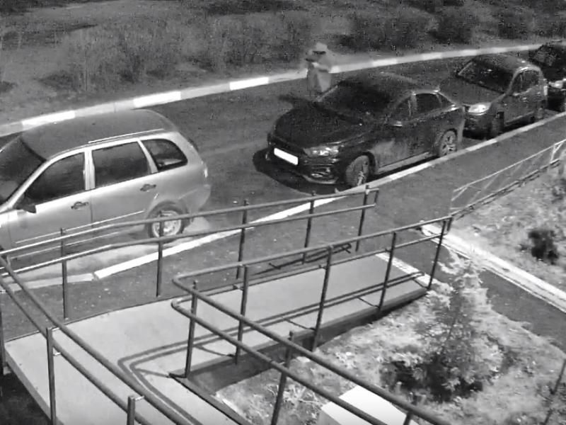 Драку мужчины с припаркованными машинами сняла камера в Воронеже Драку мужчины с припаркованными машинами сняла камера в Воронеже