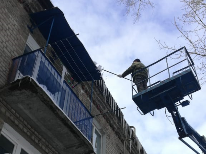 176 крыш почистили от снега и наледи в Воронеже 176 крыш почистили от снега и наледи в Воронеже