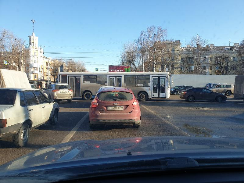 «Девяностый» автобус показал себя королем дороги в Воронеже «Девяностый» автобус показал себя королем дороги в Воронеже