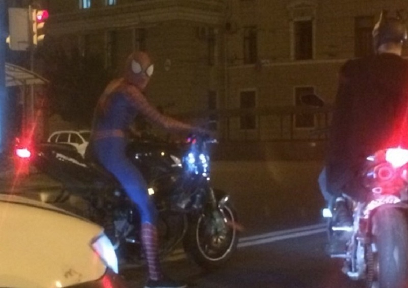 По Воронежу на байках разъезжают Spider-Man и Batman По Воронежу на байках разъезжают Spider-Man и Batman