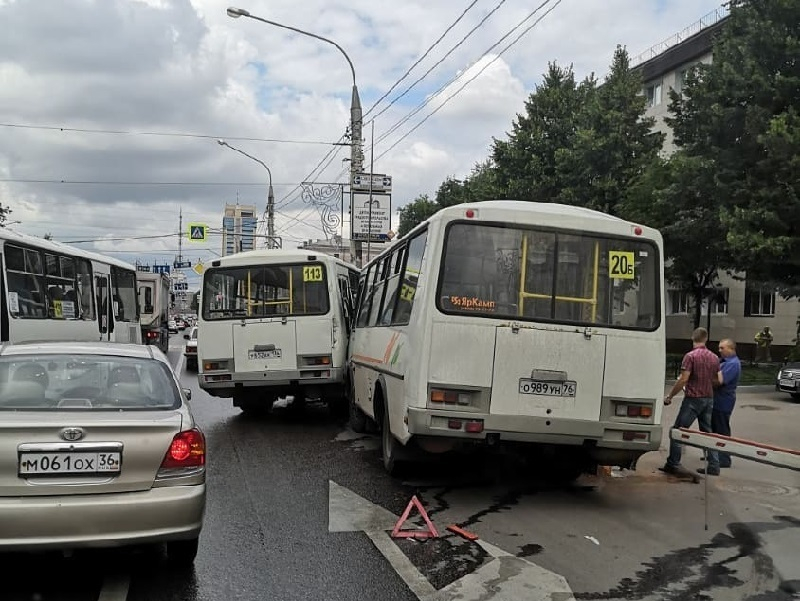 Борьба за 17 рублей обернулась аварией в центре Воронежа Борьба за 17 рублей обернулась аварией в центре Воронежа