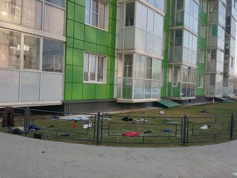Последствия семейной истерики увидели под балконом в Воронеже Последствия семейной истерики увидели под балконом в Воронеже