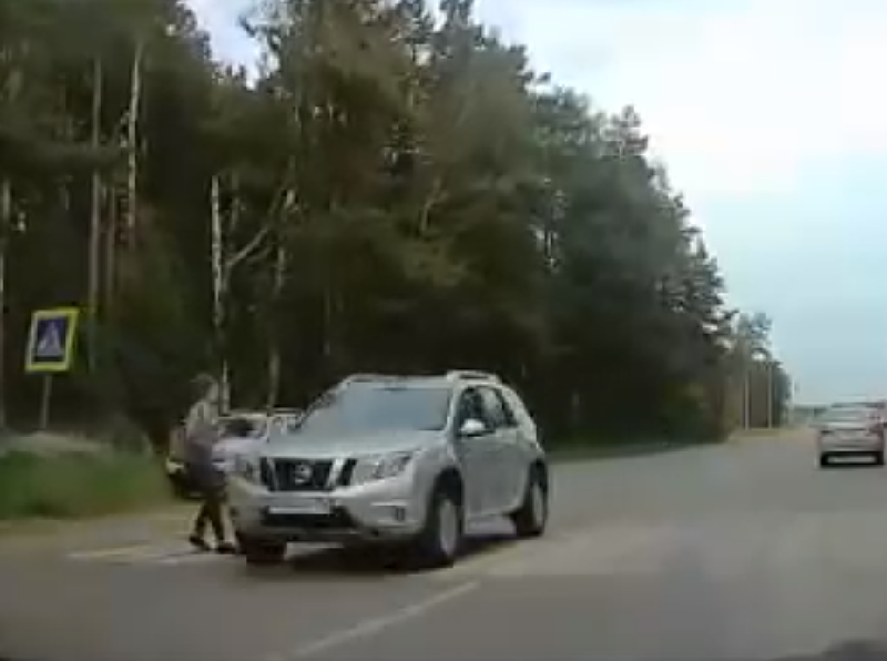 Внедорожник пролетел прямо перед носом девушки в Воронеже Внедорожник пролетел прямо перед носом девушки в Воронеже
