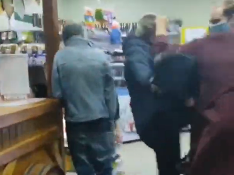 На воронежское отделение «Хрюш против» напали в магазине с пельменями, просроченными на полтора года На воронежское отделение «Хрюш против» напали в магазине с пельменями, просроченными на полтора года