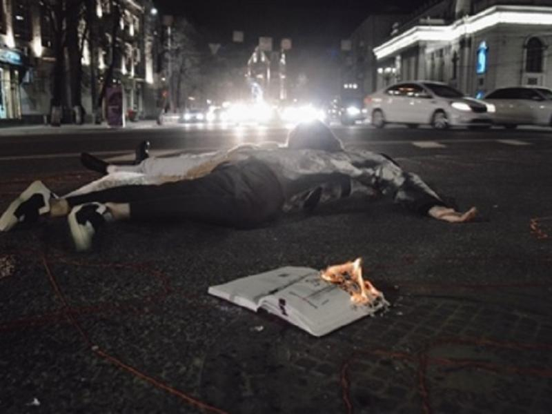 Жуткую фотосессию в стиле жертв ДТП устроили в Воронеже Жуткую фотосессию в стиле жертв ДТП устроили в Воронеже