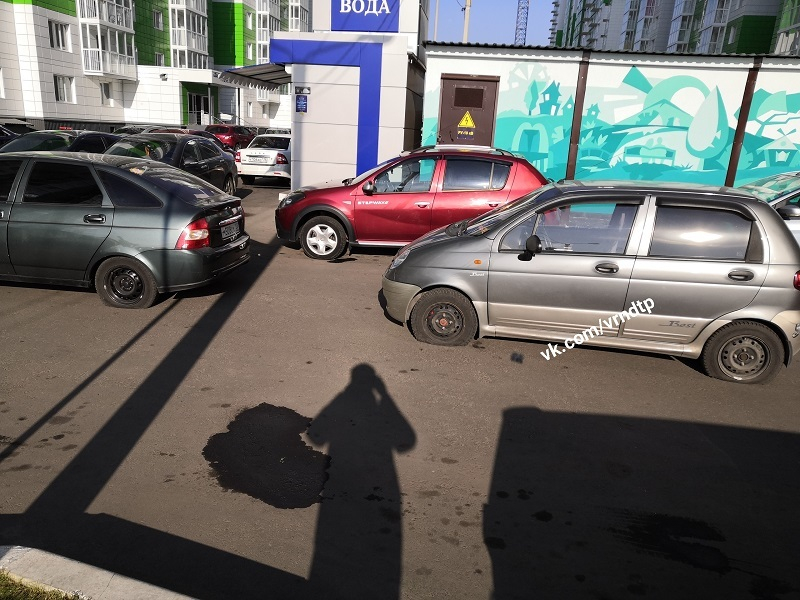 Массовую дырявую месть устроили за парковку в Воронеже Массовую дырявую месть устроили за парковку в Воронеже
