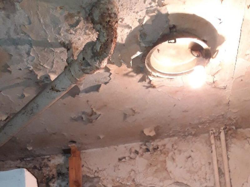 Воронежцы из дома с «космической коммуналкой» живут в плесени и разрухе Воронежцы из дома с «космической коммуналкой» живут в плесени и разрухе