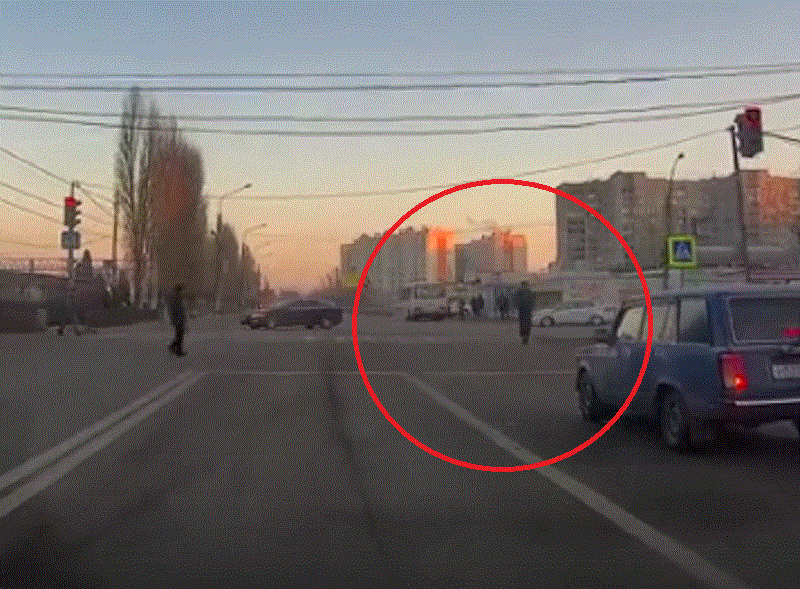 Электросамокатчик лихо утер нос автомобилистам в Воронеже Электросамокатчик лихо утер нос автомобилистам в Воронеже