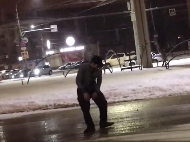 Вечеринку старого рейвера устроил мужчина у ВГУ в Воронеже Вечеринку старого рейвера устроил мужчина у ВГУ в Воронеже