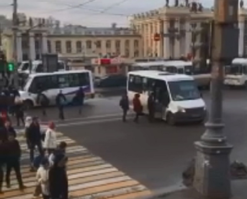 Дикую посадку пассажиров в маршрутку сняли в центре Воронежа Дикую посадку пассажиров в маршрутку сняли в центре Воронежа