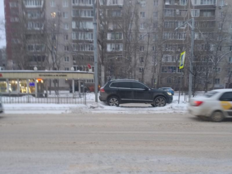 Volkswagen Touareg снёс ограждение и сбил на переходе 14-летнюю девочку в Воронеже Volkswagen Touareg снёс ограждение и сбил на переходе 14-летнюю девочку в Воронеже