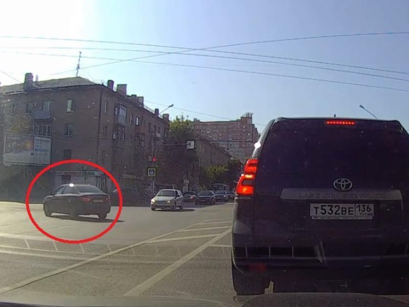 Аккуратное нарушение с риском для жизни попало на видео в Воронеже Аккуратное нарушение с риском для жизни попало на видео в Воронеже