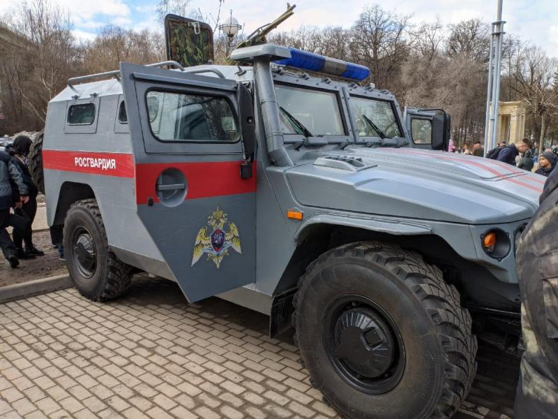 В переполох из-за мужчины на карнизе вмешалась Росгвардия в Воронеже В переполох из-за мужчины на карнизе вмешалась Росгвардия в Воронеже