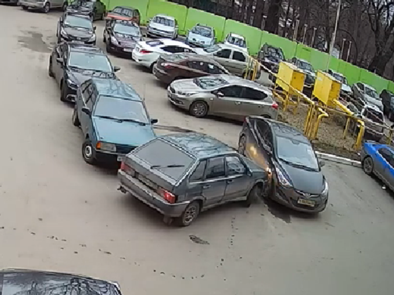 Поведение неумелого автомобилиста сняли на парковке в Воронеже Поведение неумелого автомобилиста сняли на парковке в Воронеже