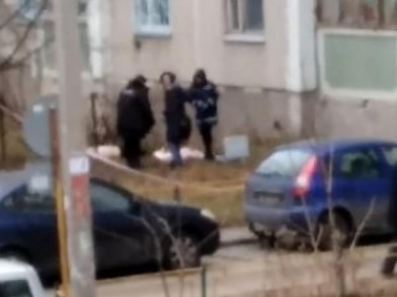 Труп женщины нашли под окнами девятиэтажки в Воронеже Труп женщины нашли под окнами девятиэтажки в Воронеже
