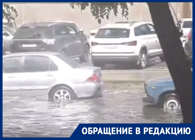 Проливной дождь превратил воронежскую улицу в бурную реку Проливной дождь превратил воронежскую улицу в бурную реку
