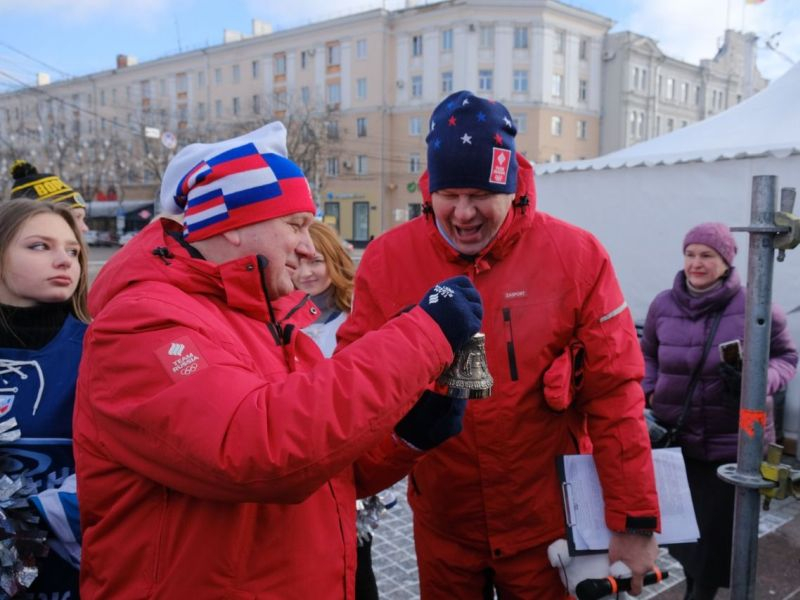 Щенячью радость вызвал у Дмитрия Губерниева подарок от воронежского губернатора Щенячью радость вызвал у Дмитрия Губерниева подарок от воронежского губернатора