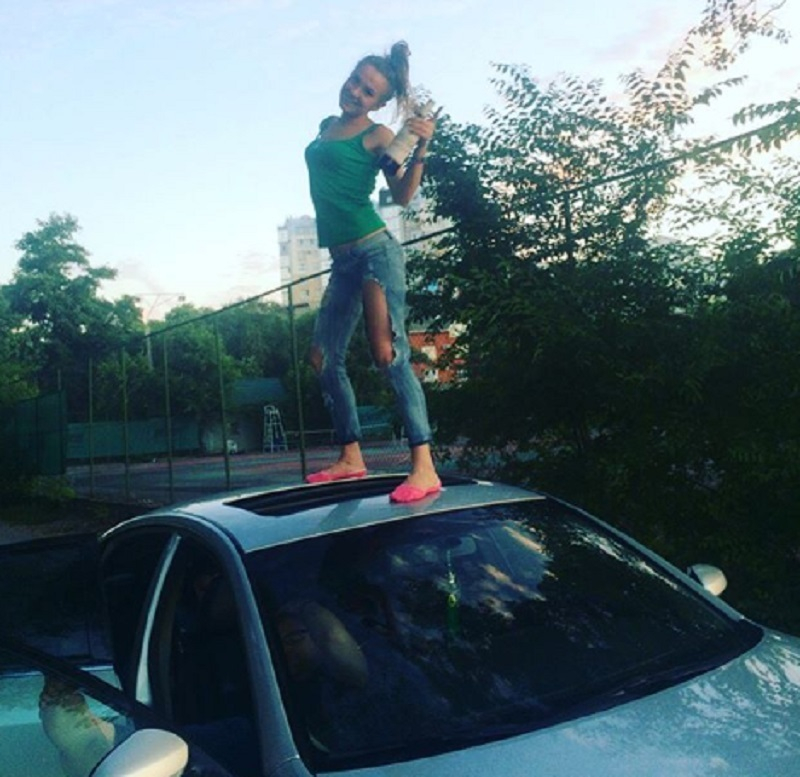 Девушка На Крыше Машины Фото
