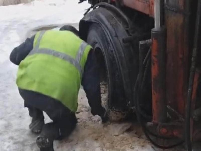 Спасение мусоровоза топором попало на видео в Воронеже Спасение мусоровоза топором попало на видео в Воронеже