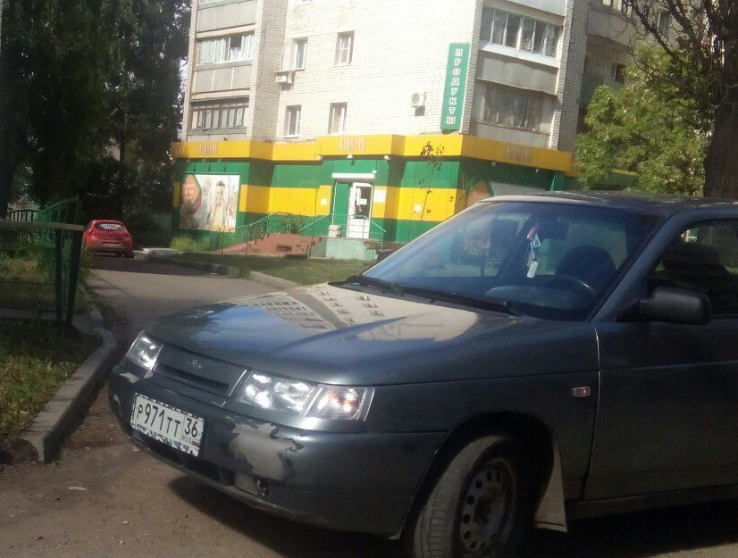 Воронежцев возмутила «пятнадцатая», которая перегородила выезд со двора Воронежцев возмутила «пятнадцатая», которая перегородила выезд со двора