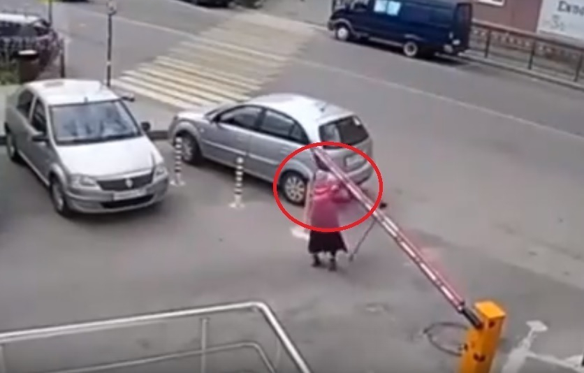 Шлагбаум атаковал бабушку на парковке в Воронеже Шлагбаум атаковал бабушку на парковке в Воронеже