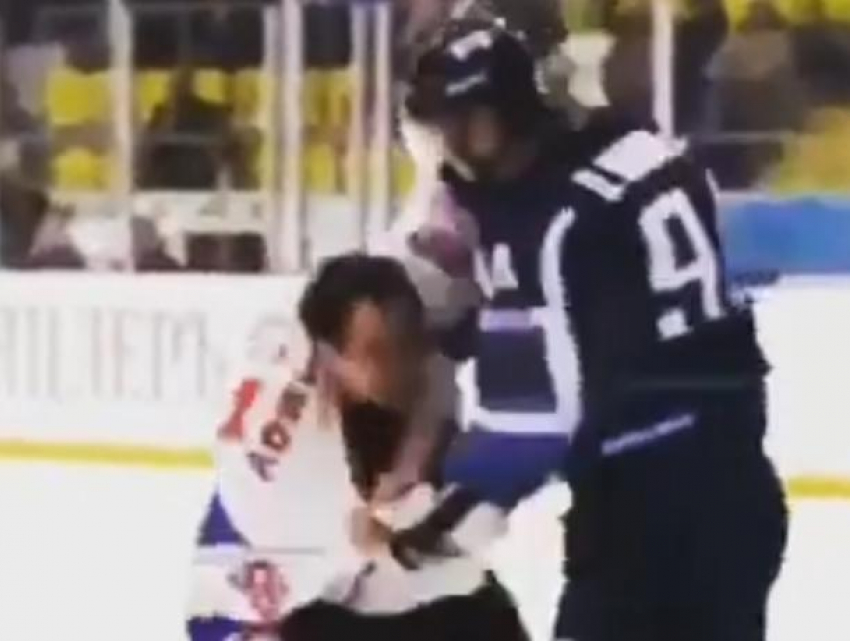 Жестокая драка хоккеистов из Китая и Воронежа попала на видео