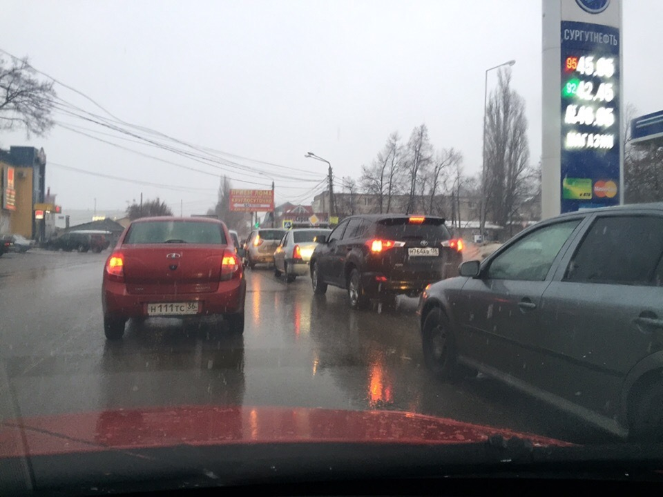 Снегопад и школьники вернули в Воронеж пробки Снегопад и школьники вернули в Воронеж пробки
