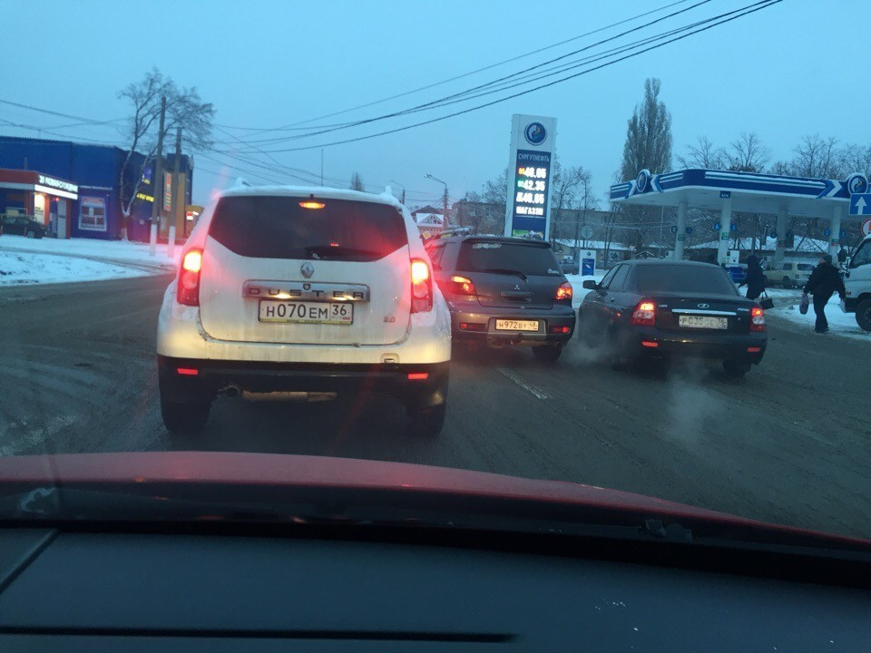 В мертвой пробке встала окружная в Воронеже В мертвой пробке встала окружная в Воронеже