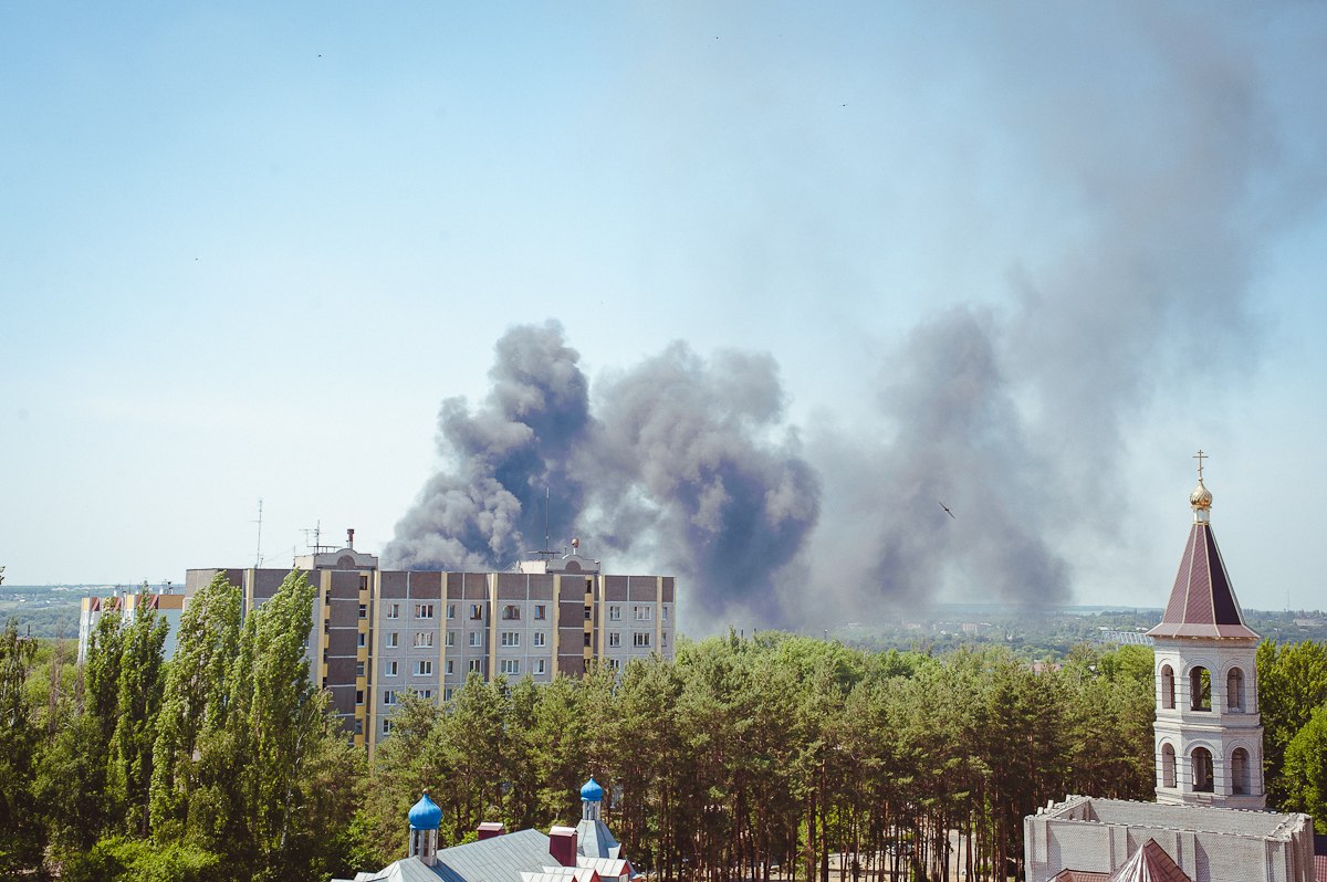 В воронеже горит завод. Горит завод. Горит в районе Автограда Оренбург. Михайловск горит завод. Химзавод Шебекино горит.