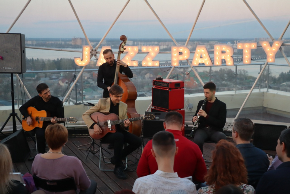 Джаз на крыше: фееричное выступление устроили под куполом с шикарным видом на Воронеж