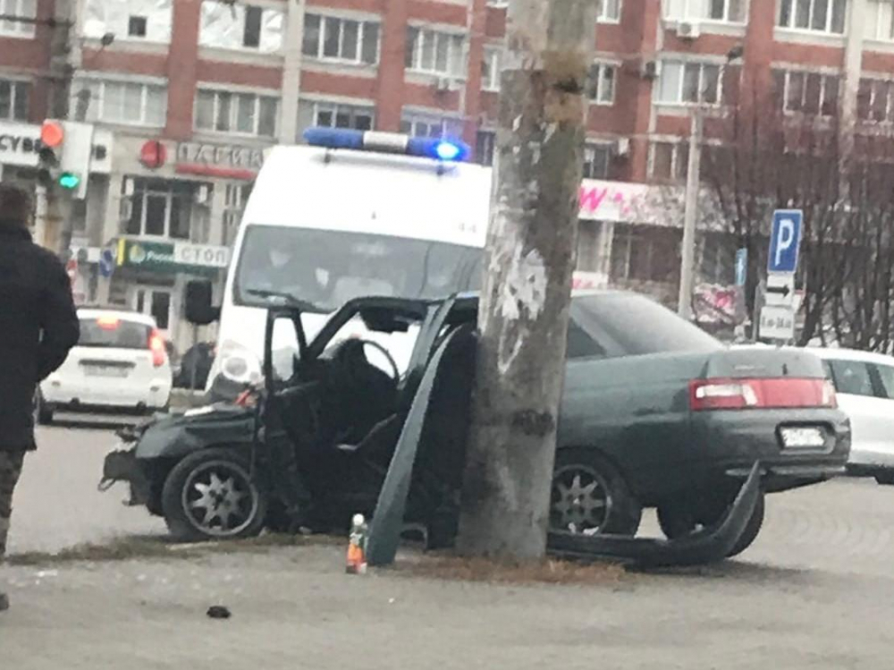 Около б. ДТП на бульваре Победы Воронеж. ДТП В Воронеже вчера бульвар Победы.