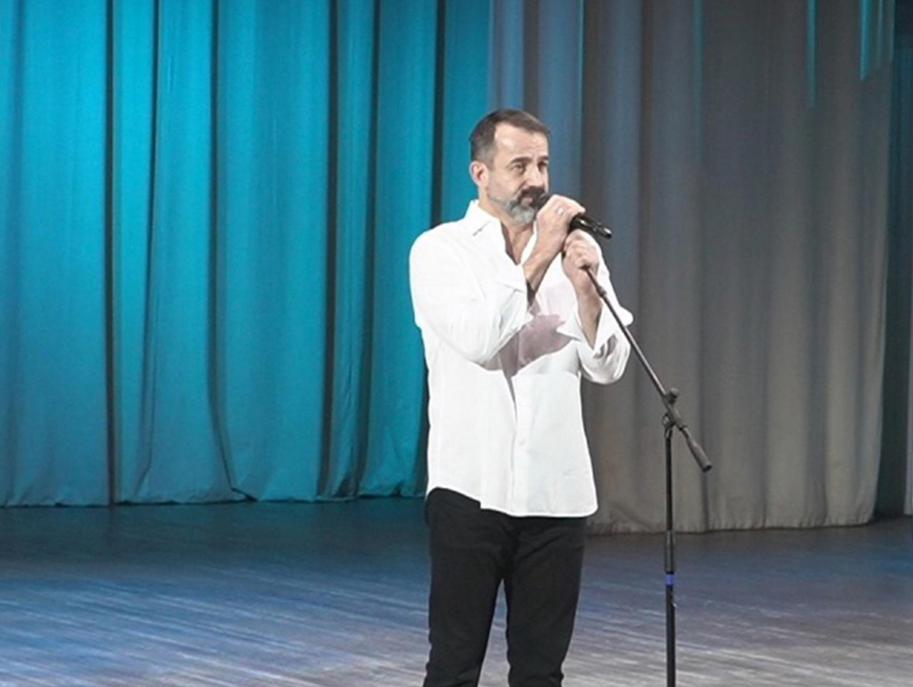 Знаменитый актер Дмитрий Певцов поддержал беженцев из Донбасса на концерте в Воронежской области