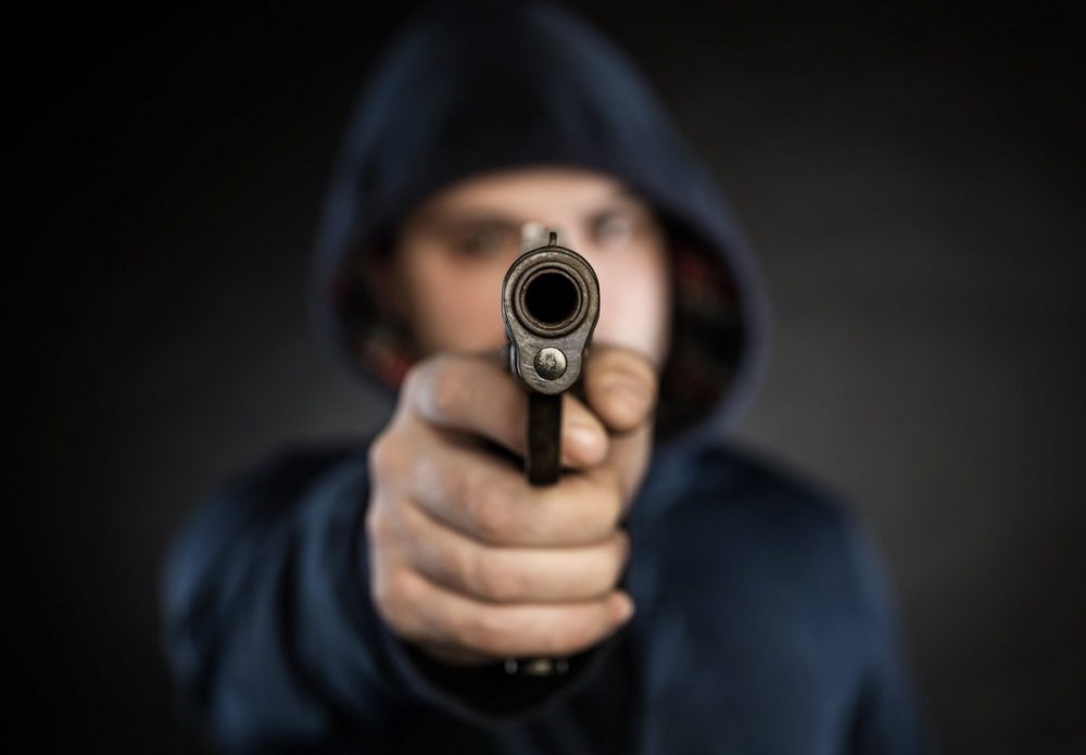 Мужчина с пистолетом напал на полицейских в Воронежской области