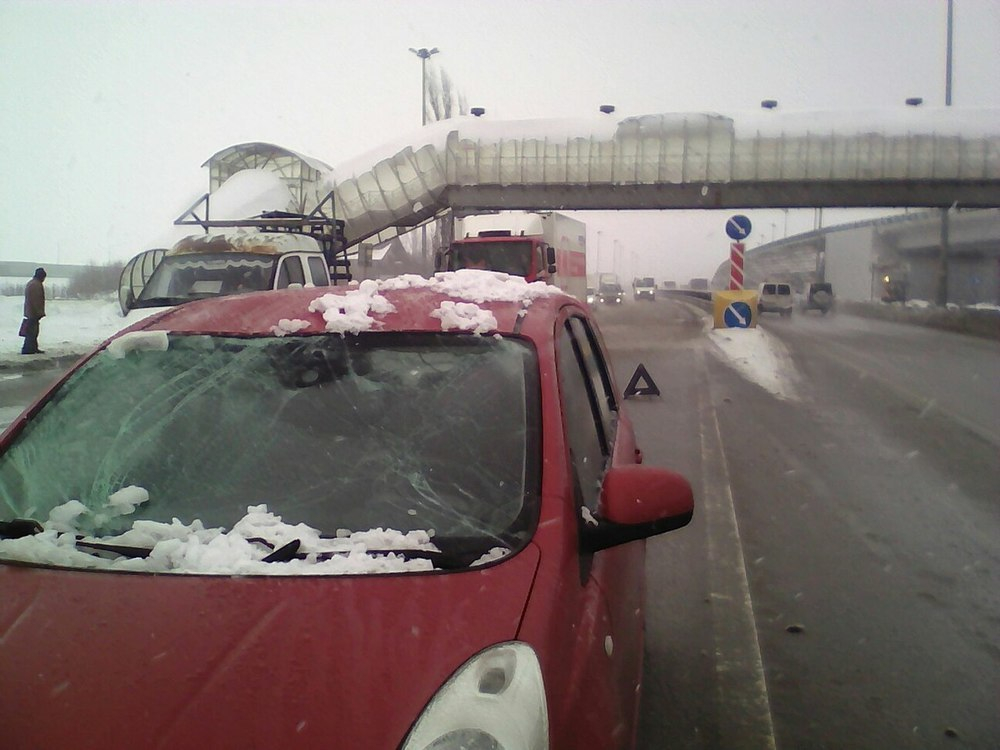Глыба льда рухнула на иномарку с наземного перехода в Воронеже