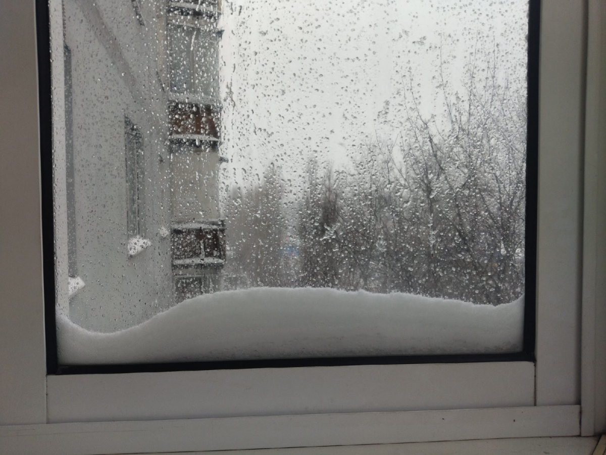 Спи пока снег. Окно заваленное снегом. Воронеж завалило снегом. Весенний снег. Последний снегопад.