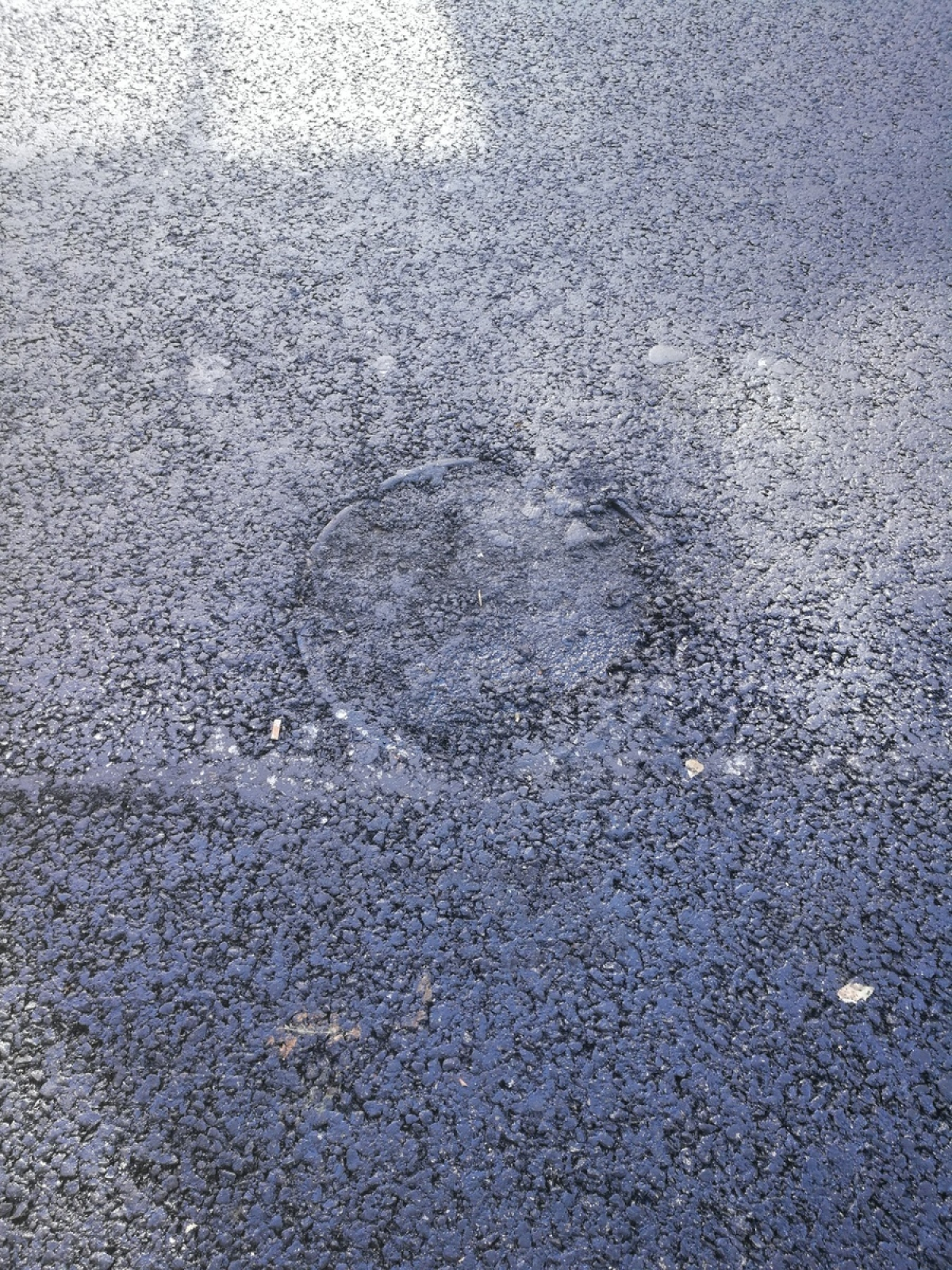 Из водостока хлещет на асфальт вода рисунок