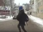 Воронежцы сняли на видео, как школьница бросается под колеса автомобилей 